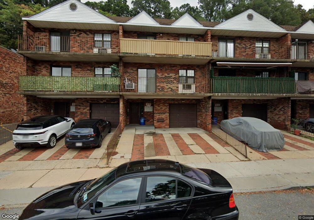 69-3 242nd St unit 2R, Little Neck, NY 11362 - photo 1