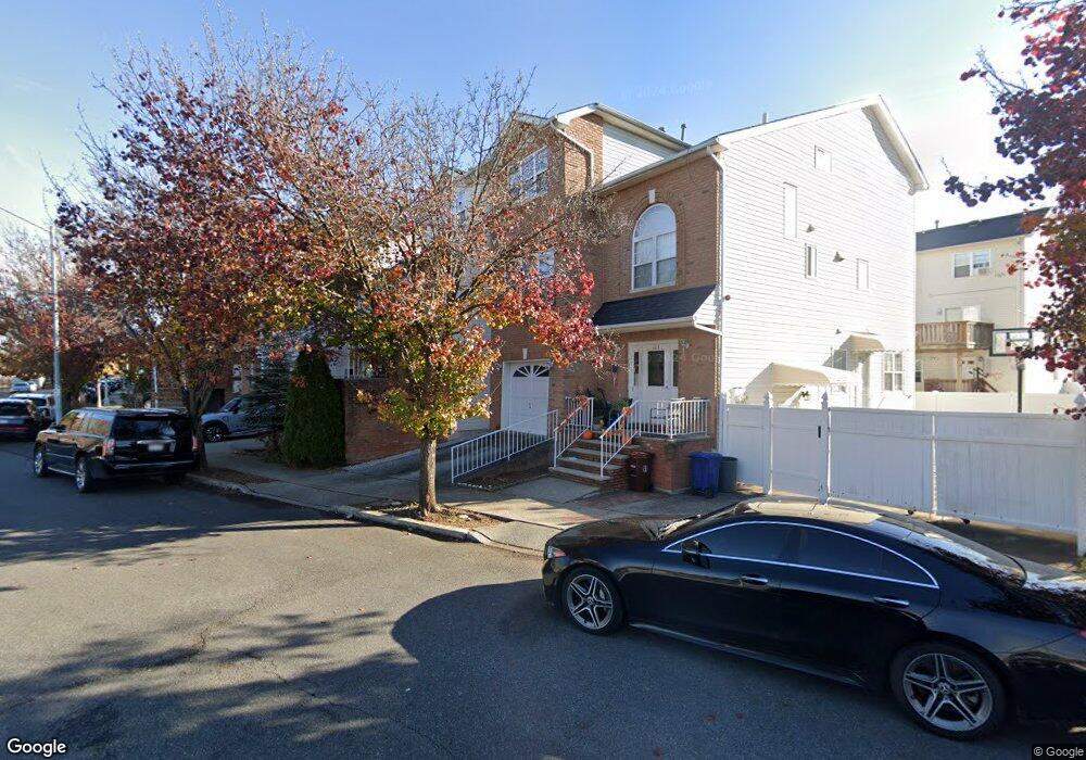 123 Essex Dr unit 2, Staten Island, NY 10314 - photo 1