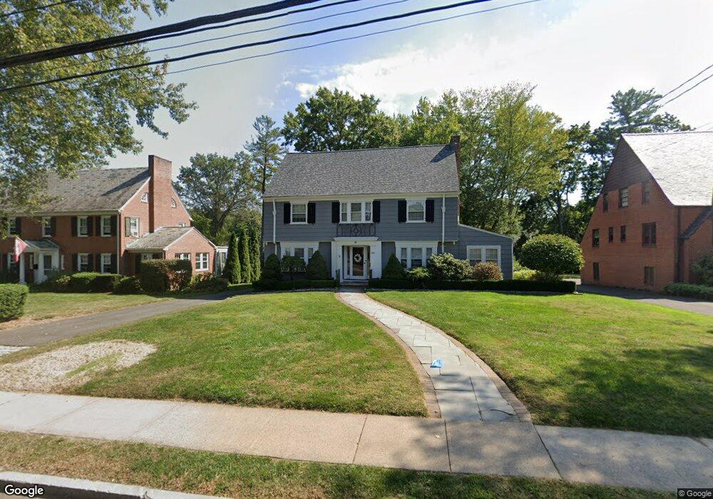 290 Quaker Ln N, West Hartford, CT 06119 - photo 1