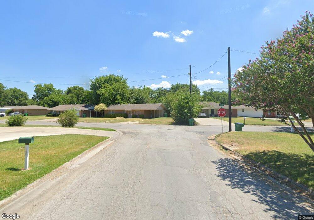 305 S Howeth St, Gainesville, TX 76240 - photo 1