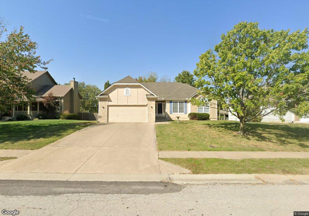 406 Shoreview Dr, Raymore, MO 64083 - photo 1