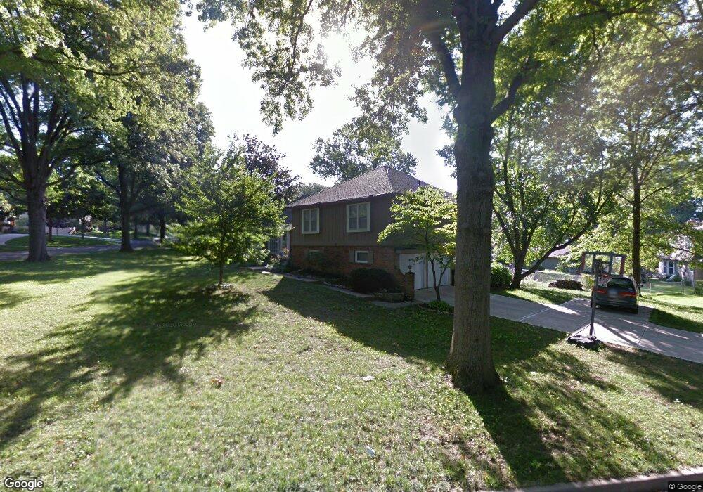 10417 Mohawk Ln, Leawood, KS 66206 - photo 1