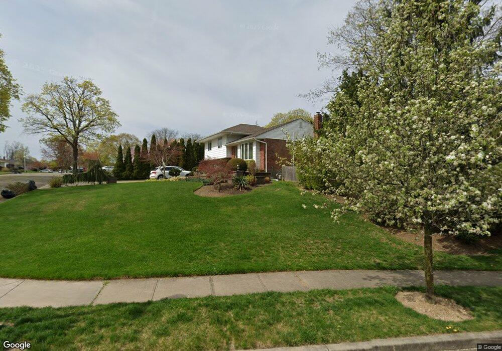 4 Byron Rd, ComMacK, NY 11725 - photo 1