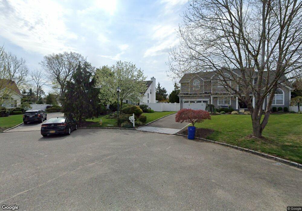 9 Quantuck Ct, ComMacK, NY 11725 - photo 1