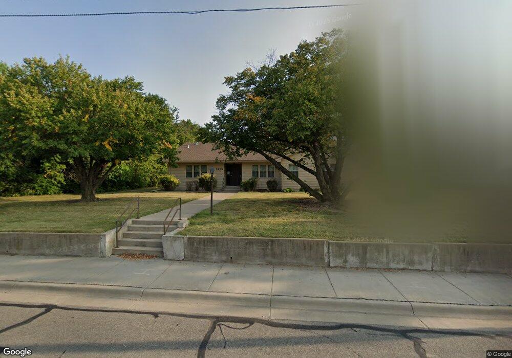 2221 SW 6th Ave, Topeka, KS 66606 - photo 1