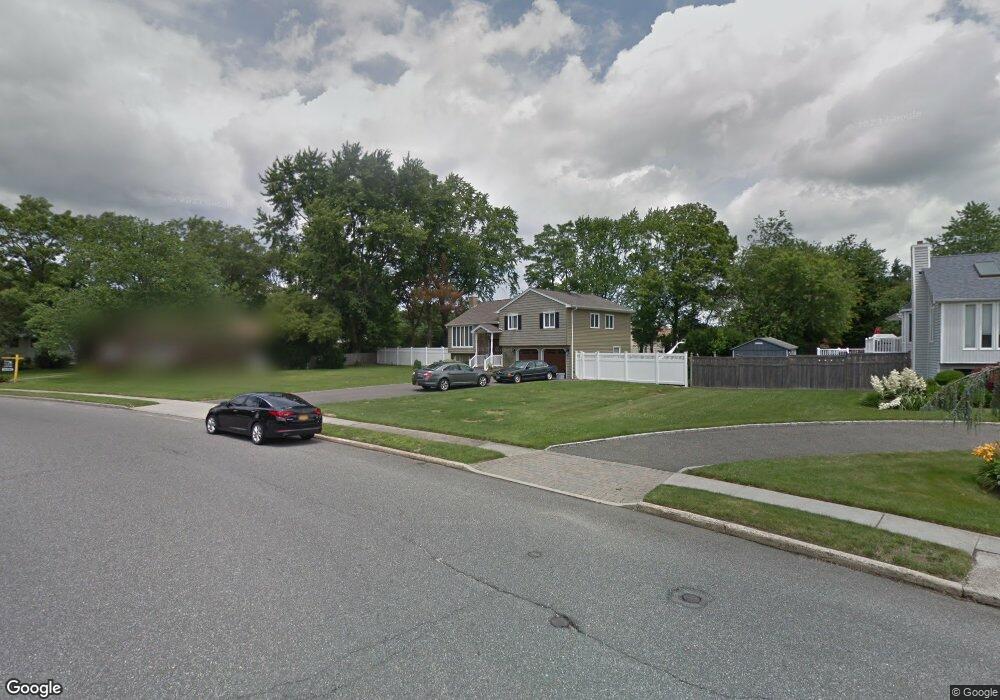 55 Havemeyer Ln, ComMacK, NY 11725 - photo 1