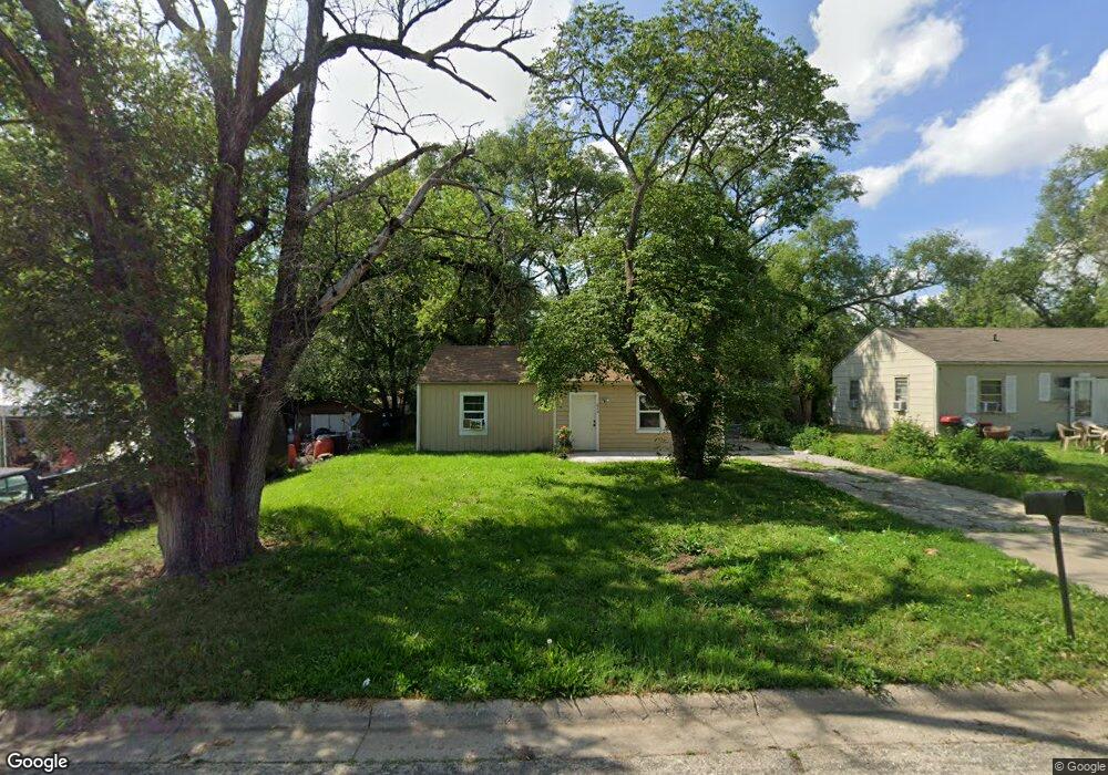 316 SE Pinecrest Dr, Topeka, KS 66605 - photo 1