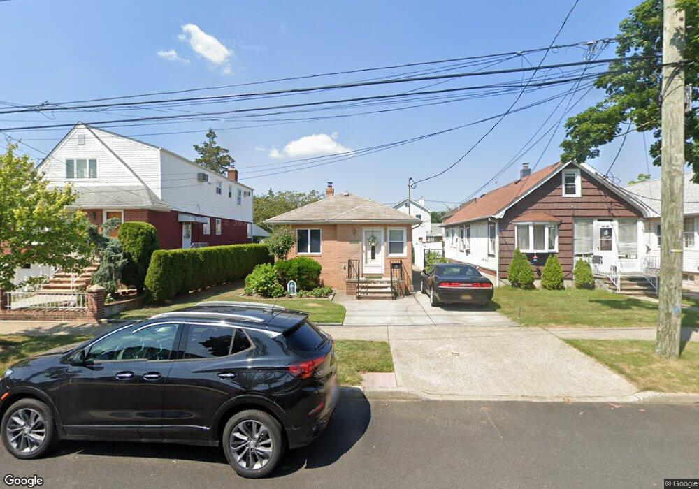 8532 262nd St, Floral Park, NY 11001 - photo 1