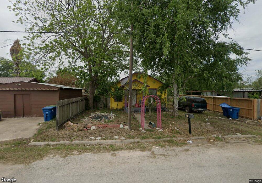 605 E Lott St, Beeville, TX 78102 - photo 1