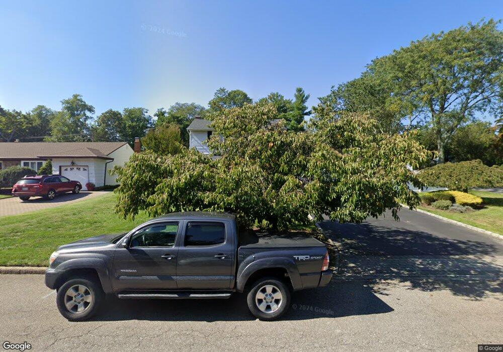 22 Roxbury Dr, ComMacK, NY 11725 - photo 1