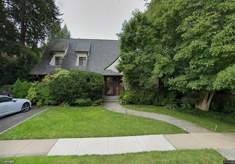 16 Pont St, Great Neck, NY 11021 - photo 1