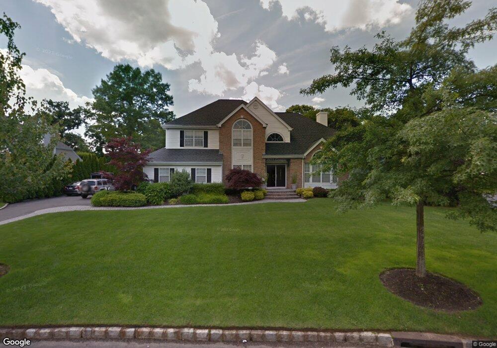 15 Weeping Cherry Ln, ComMacK, NY 11725 - photo 1