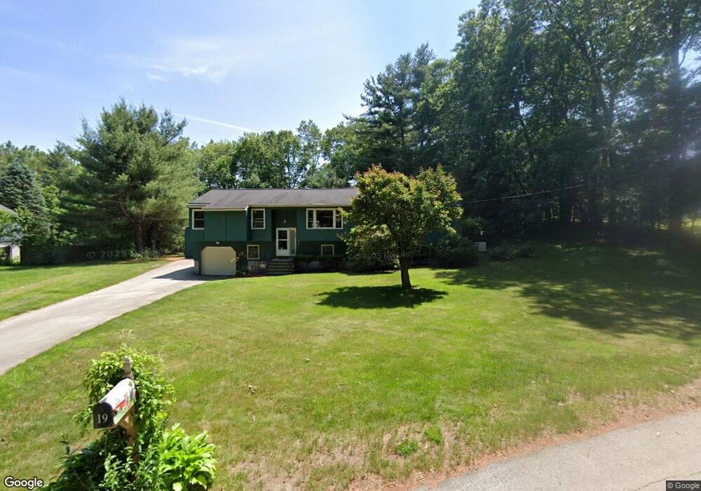 19 W Chamberlain Rd, MerriMacK, NH 03054 - photo 1