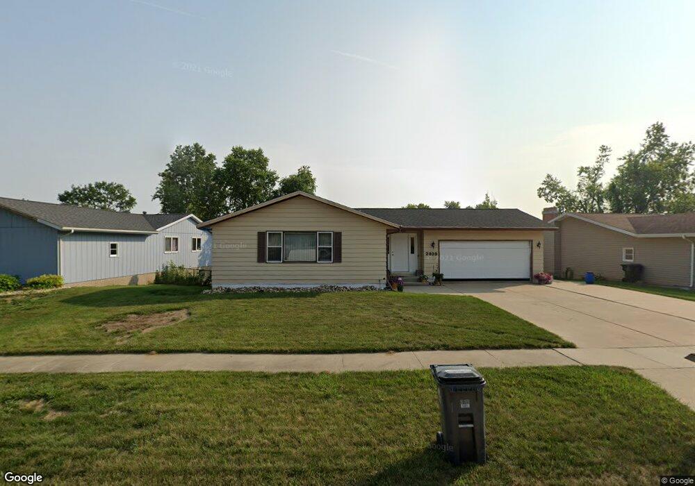 2828 Glen Elm Dr NE, Cedar Rapids, IA 52402 - photo 1