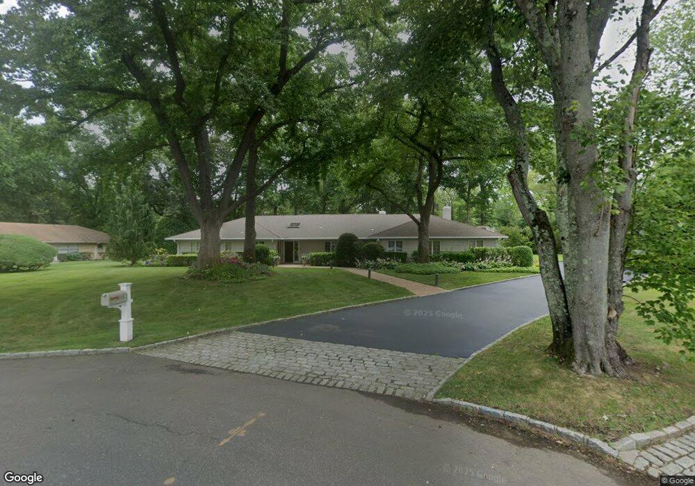 4 Albert Ct, Great Neck, NY 11024 - photo 1