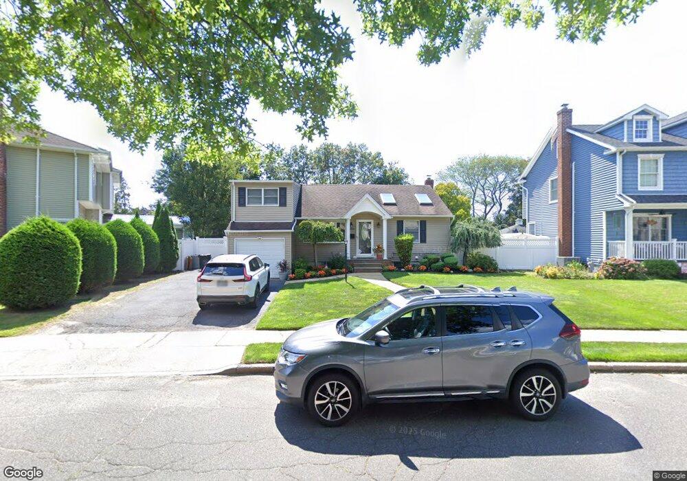 3890 Kingsberry Rd, Seaford, NY 11783 - photo 1