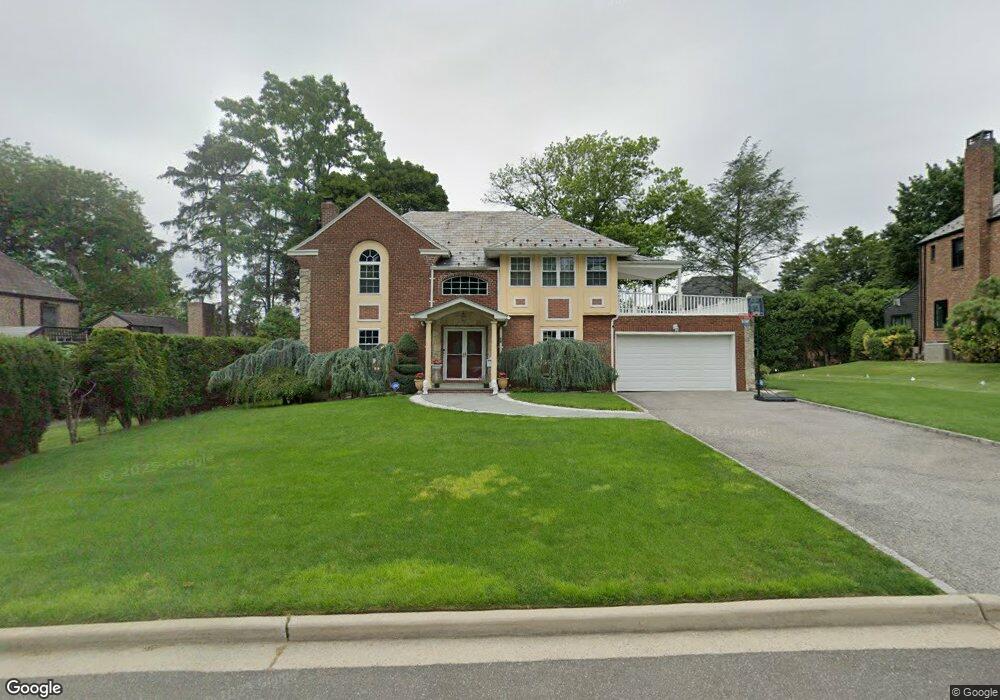 39 Blenheim Dr, Manhasset, NY 11030 - photo 1