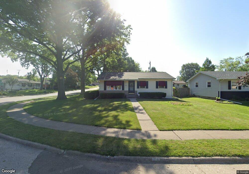 3823 N Linwood Ave, Davenport, IA 52806 - photo 1