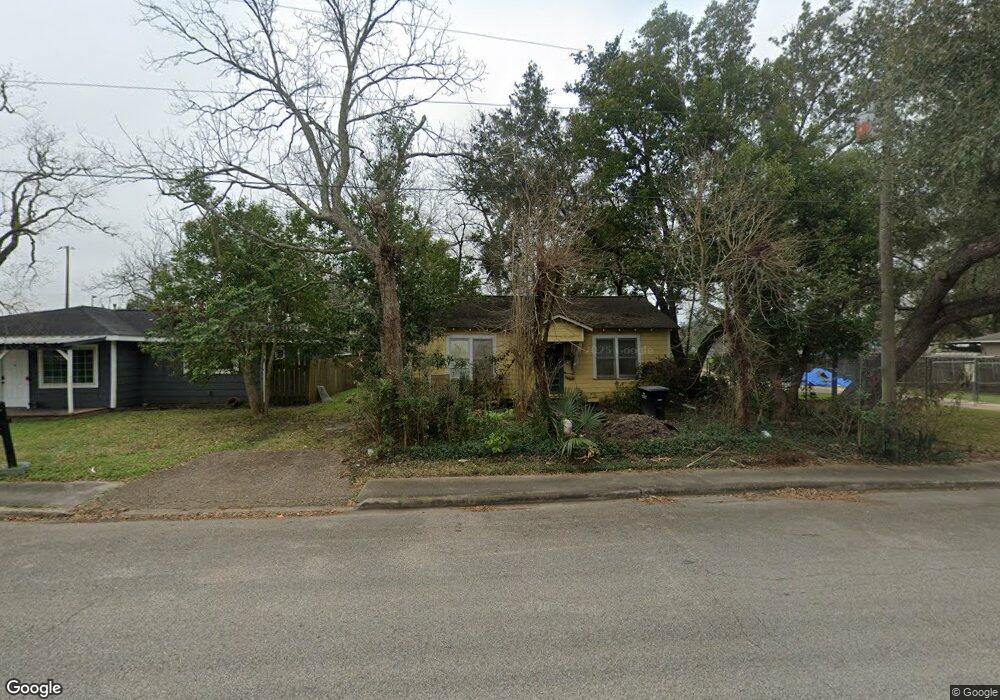 1505 W Dumble St, Alvin, TX 77511 - photo 1