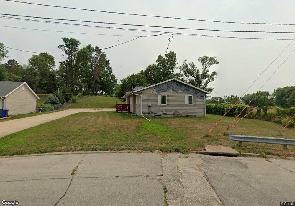 299 28th Ave SW, Cedar Rapids, IA 52404 - photo 1