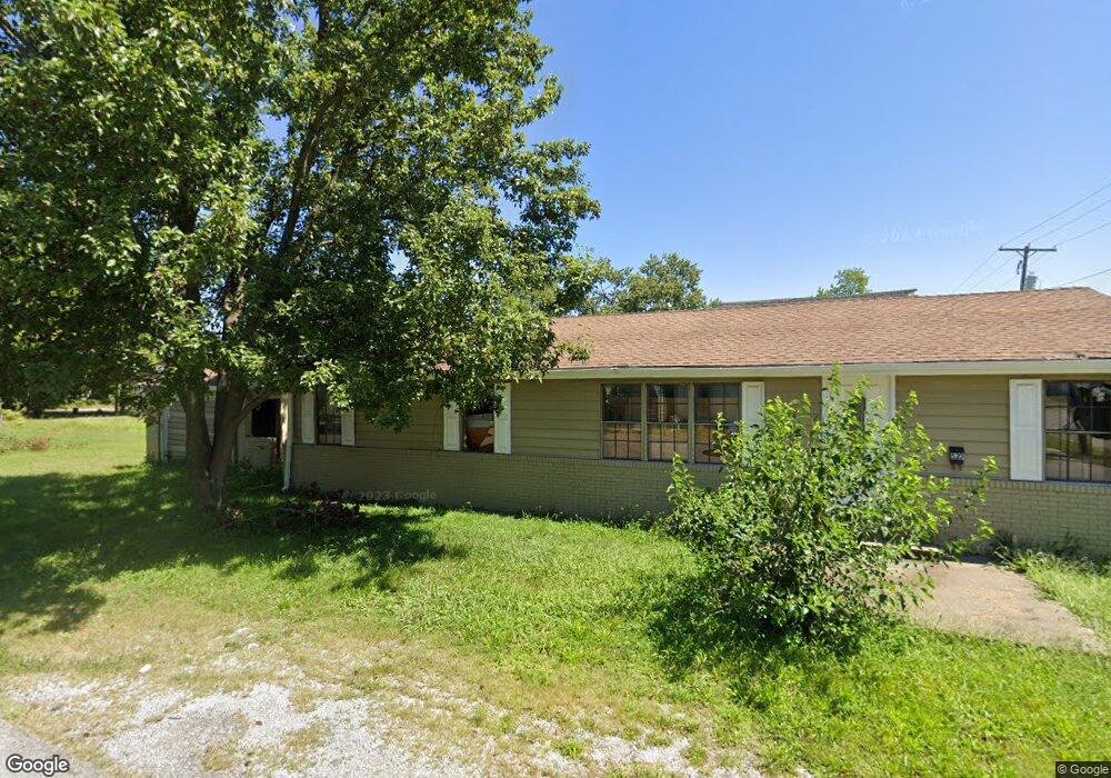 520 W Lincoln St, Harrisburg, IL 62946 - photo 1