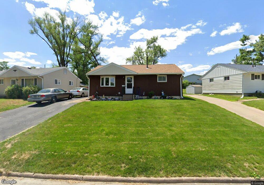 1107 38th St SE, Cedar Rapids, IA 52403 - photo 1