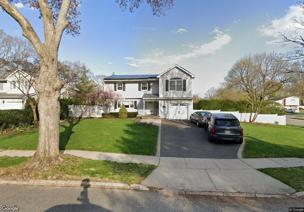 1 Mohawk Ln, ComMacK, NY 11725 - photo 1