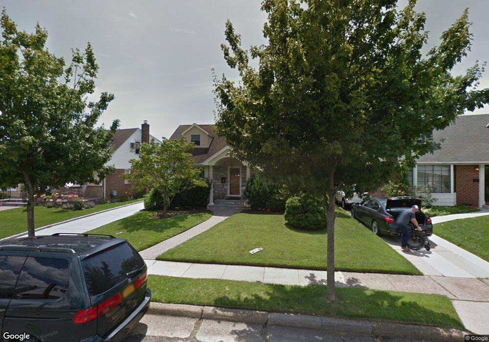 19 Greentree Rd, Mineola, NY 11501 - photo 1