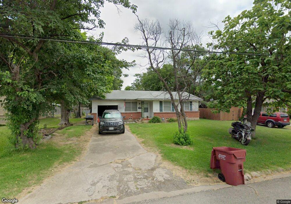 305 E Russell Ave, Bonham, TX 75418 - photo 1