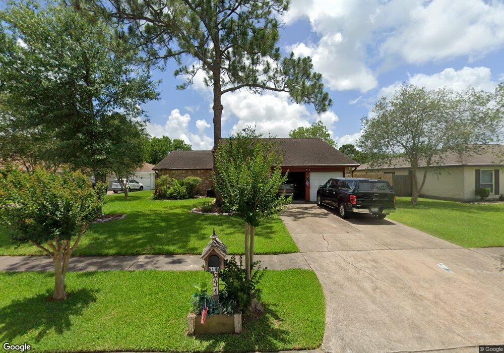 641 W Castle Harbour Dr, Friendswood, TX 77546 - photo 1