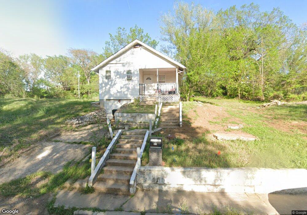 2420 SW Fillmore St, Topeka, KS 66611 - photo 1