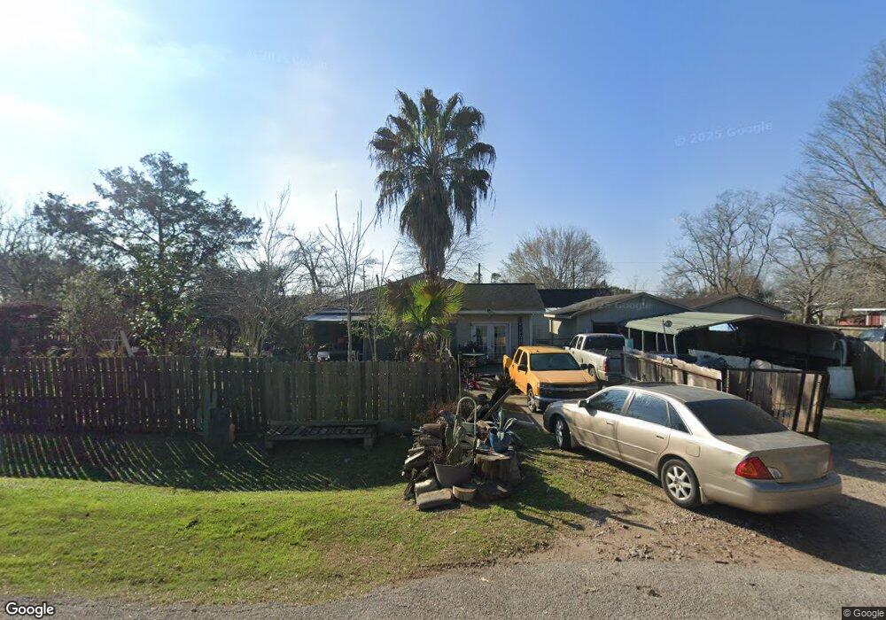302 Morgan St, Alvin, TX 77511 - photo 1