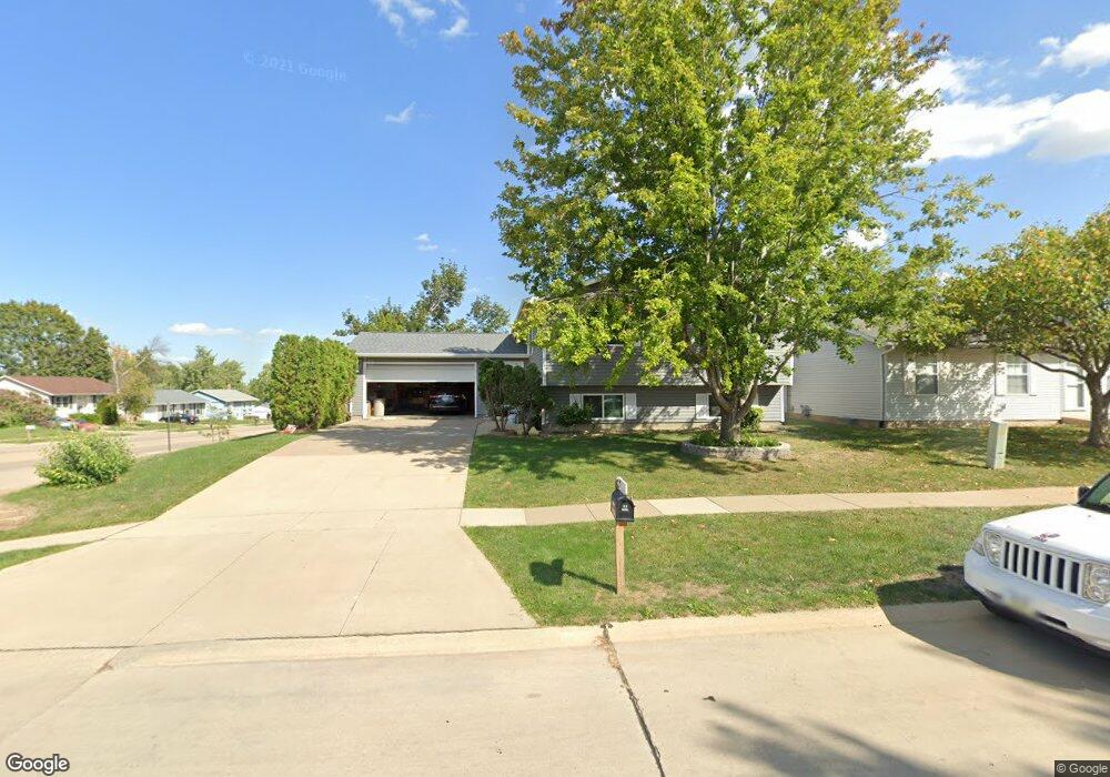 3303 King Dr SW, Cedar Rapids, IA 52404 - photo 1
