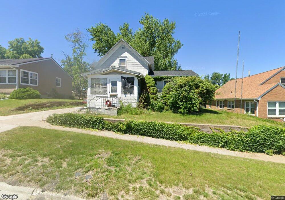 2108 K St SW, Cedar Rapids, IA 52404 - photo 1