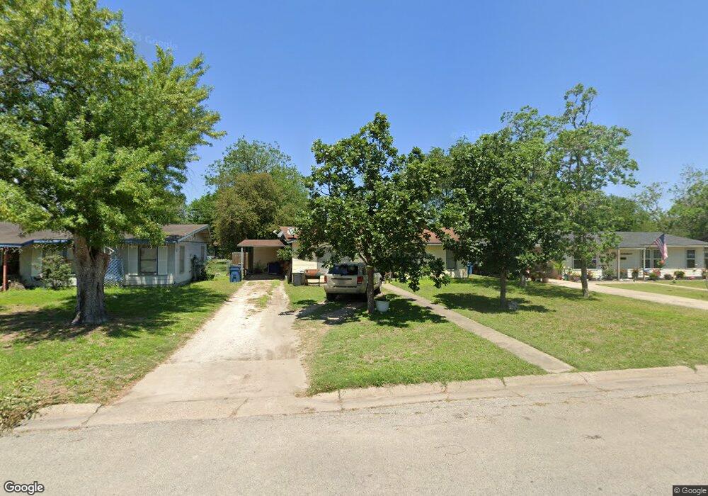 1009 E Hutchinson St, Beeville, TX 78102 - photo 1