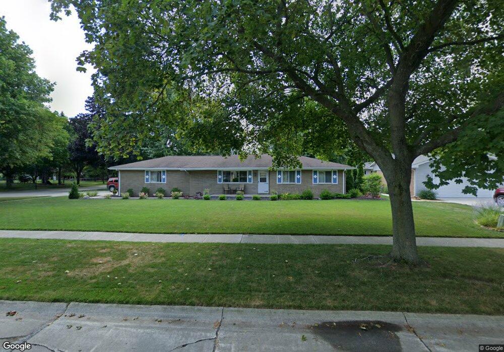 127 Franconian Dr S, Frankenmuth, MI 48734 - photo 1