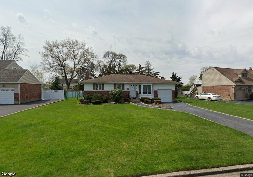 20 Gehrig St, ComMacK, NY 11725 - photo 1