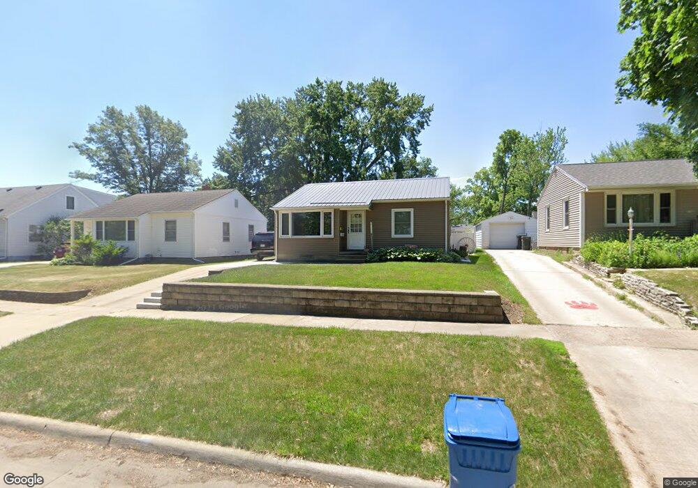 1118 W 10th St, Cedar Falls, IA 50613 - photo 1