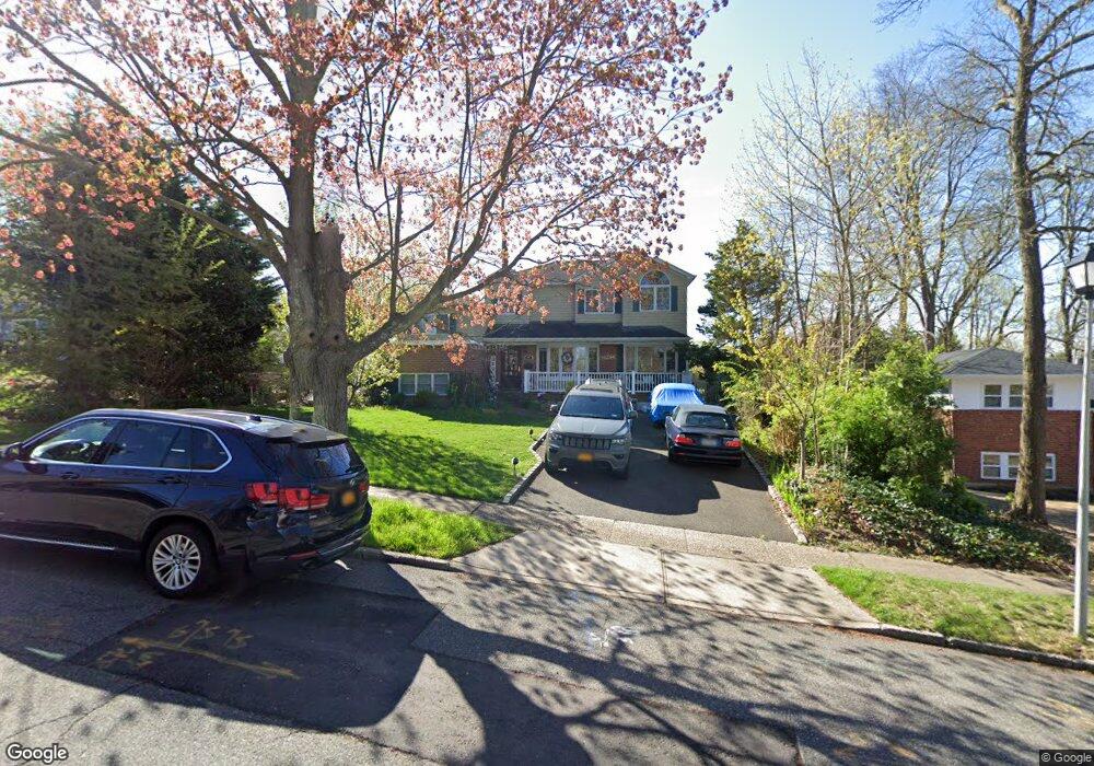 8 Cayuga Place, ComMacK, NY 11725 - photo 1