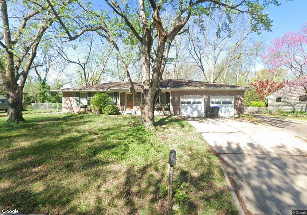 631 SW Crest Dr, Topeka, KS 66606 - photo 1