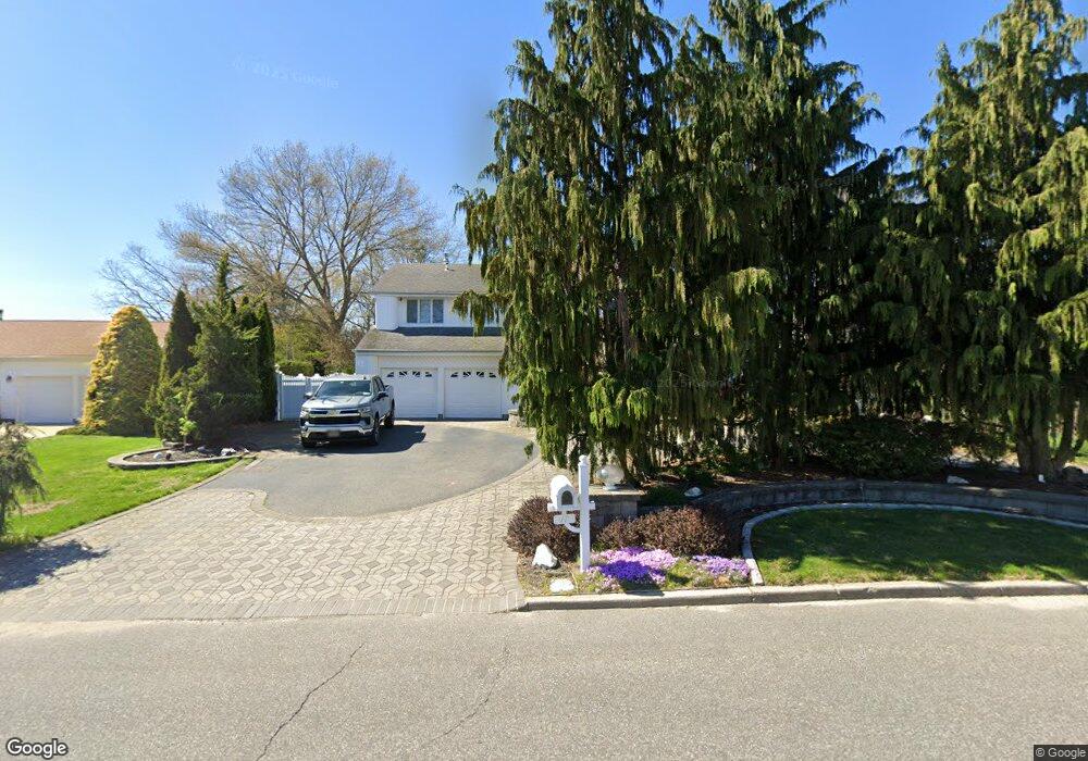 17 Long Meadow Rd, ComMacK, NY 11725 - photo 1