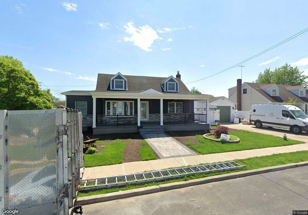 913 Cherry Ln, Franklin Square, NY 11010 - photo 1