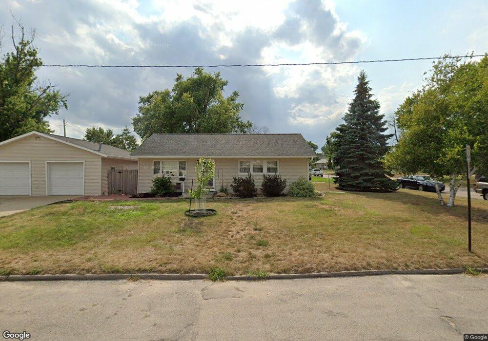 923 38th St SE, Cedar Rapids, IA 52403 - photo 1