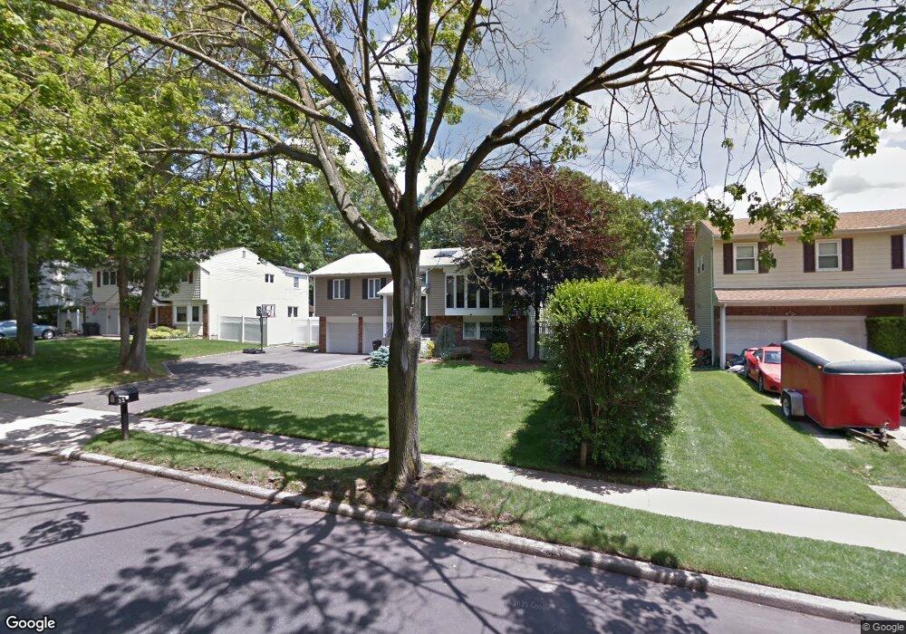 33 Shinbone Ln, ComMacK, NY 11725 - photo 1