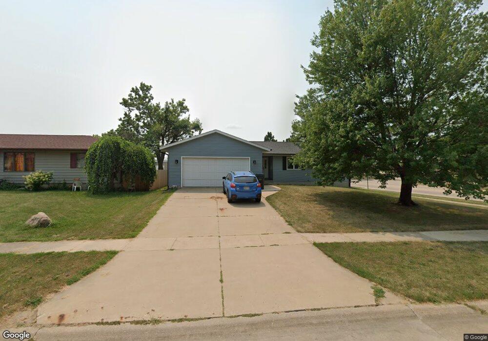 3935 Heather Ct SW, Cedar Rapids, IA 52404 - photo 1