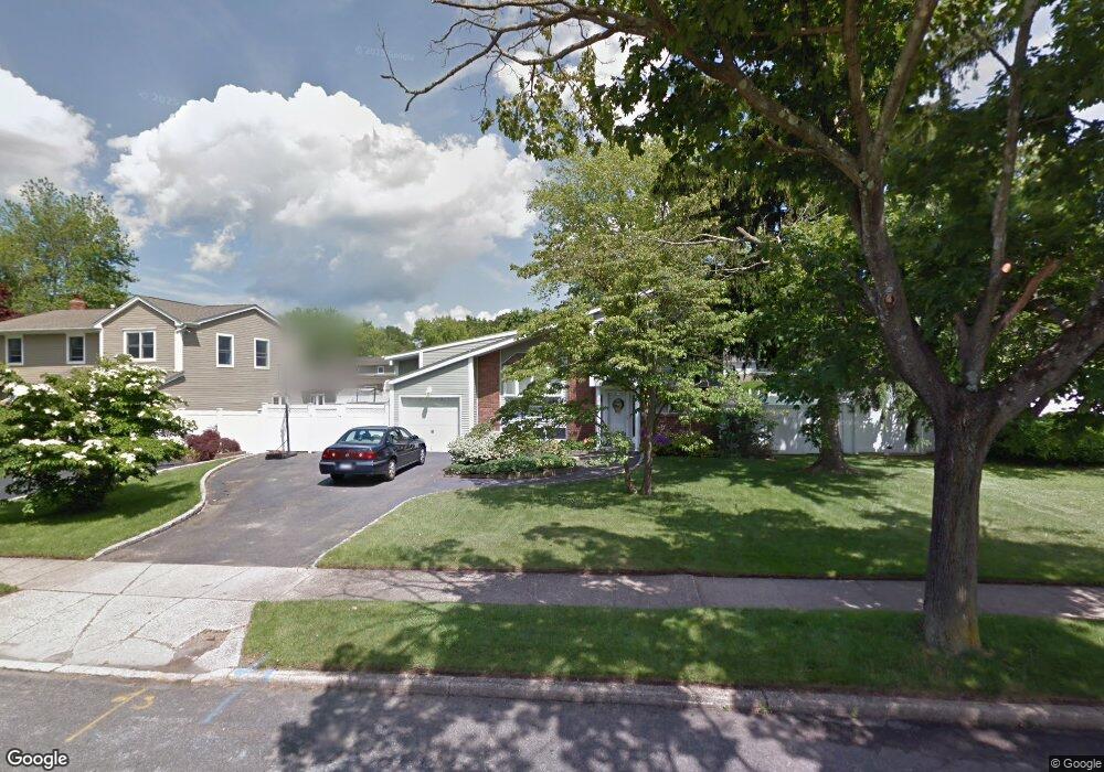 15 Algonquin Ln, ComMacK, NY 11725 - photo 1