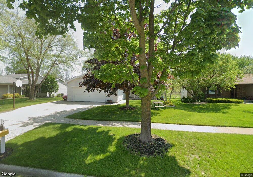 811 Villa Park Dr, West Bend, WI 53090 - photo 1