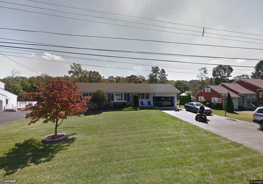 921 E Maple Dr, Southampton, PA 18966 - photo 1