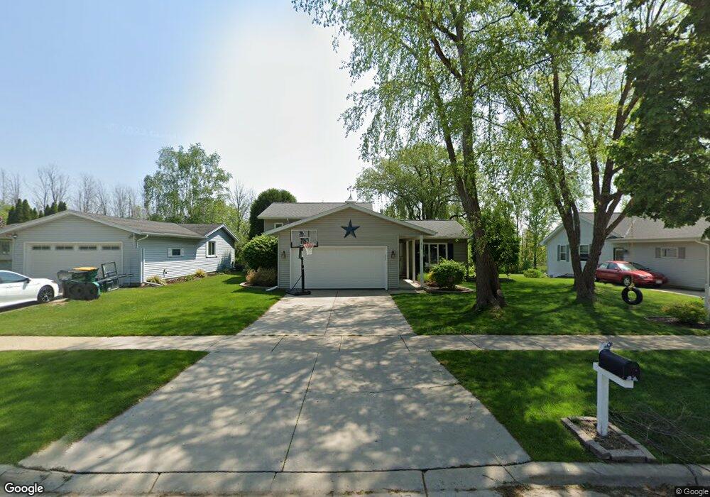 815 Villa Park Dr, West Bend, WI 53090 - photo 1