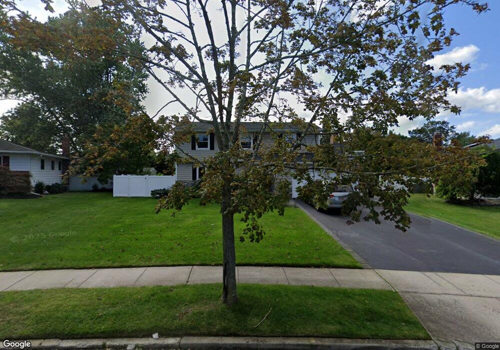 6 Comanche Ln, ComMacK, NY 11725 - photo 1